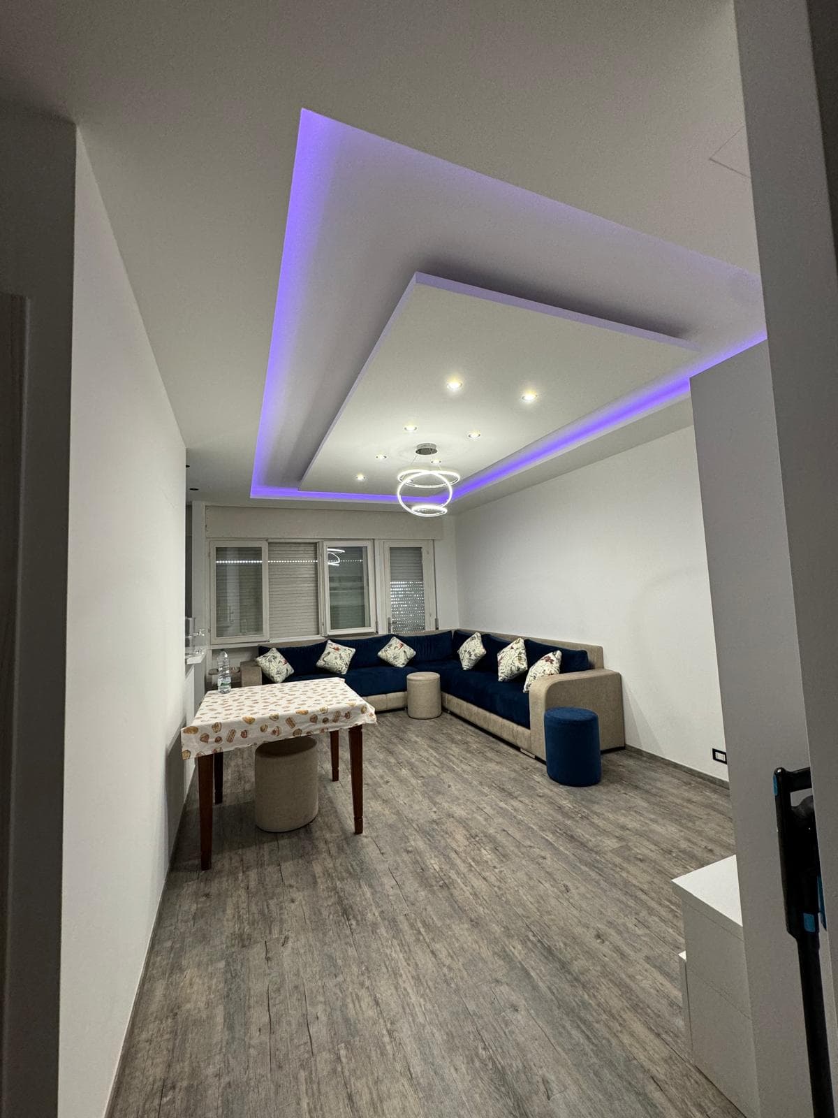 Controsoffitto LED e finitura soggiorno