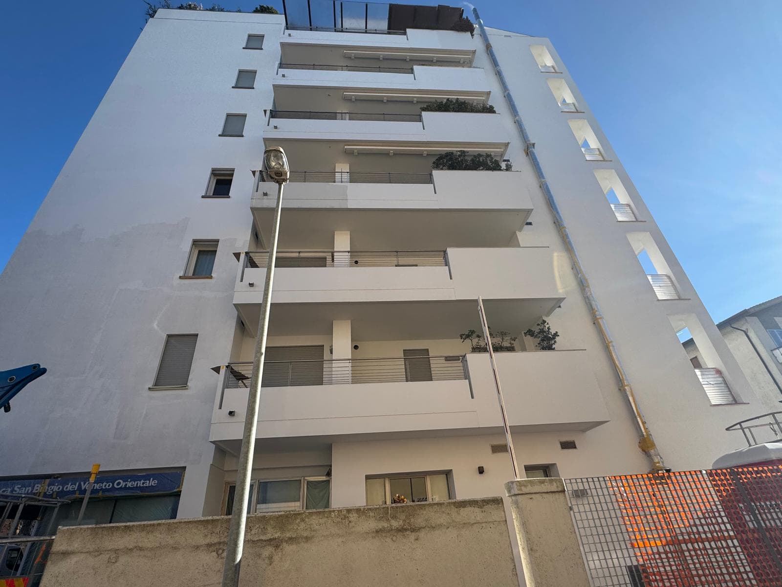 Facciata condominiale con balconi